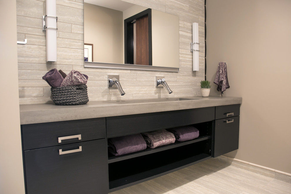 Réalisation d'une salle de bain principale design en bois vieilli de taille moyenne avec un placard à porte plane et un sol en vinyl.
