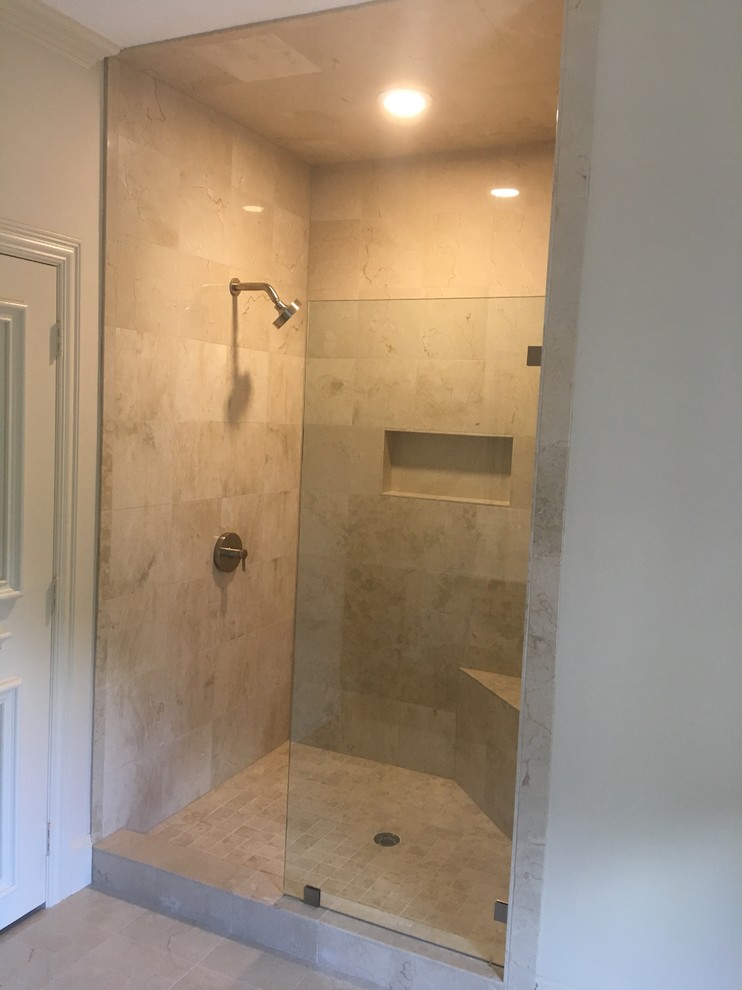 Immagine di una stanza da bagno contemporanea con piastrelle beige, piastrelle in ceramica, pavimento con piastrelle in ceramica e pavimento beige