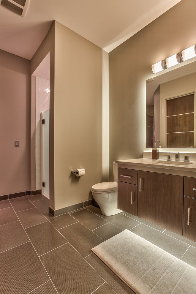 Bild på ett mellanstort funkis en-suite badrum, med släta luckor, skåp i mellenmörkt trä, en dusch i en alkov, en toalettstol med hel cisternkåpa, beige väggar, klinkergolv i keramik och ett undermonterad handfat