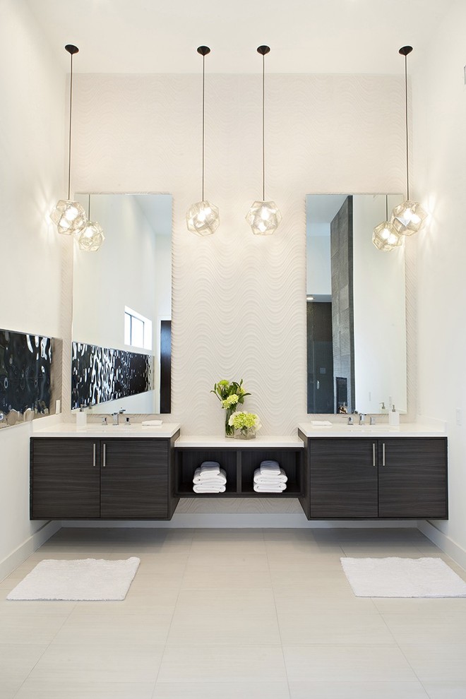 Cette photo montre une grande salle de bain principale tendance avec un placard à porte plane, des portes de placard noires, un carrelage blanc, un mur blanc, un lavabo encastré, un plan de toilette en quartz modifié, un sol gris et un plan de toilette blanc.