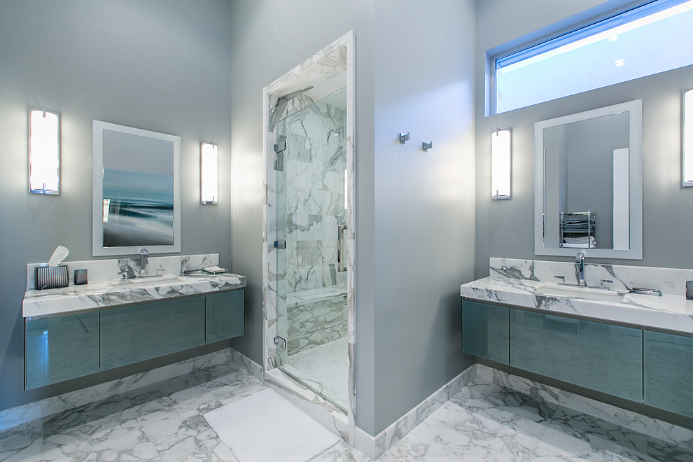 Свежая идея для дизайна: большая главная ванная комната в современном стиле с плоскими фасадами, серыми фасадами, угловым душем, серыми стенами, мраморным полом, мраморной столешницей, разноцветной плиткой, врезной раковиной и душем с распашными дверями - отличное фото интерьера