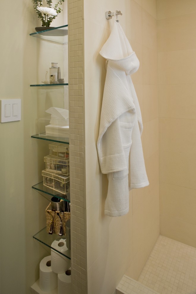 Inspiration för små moderna badrum med dusch, med en dusch i en alkov, beige kakel, keramikplattor, gula väggar, ett fristående handfat och kaklad bänkskiva