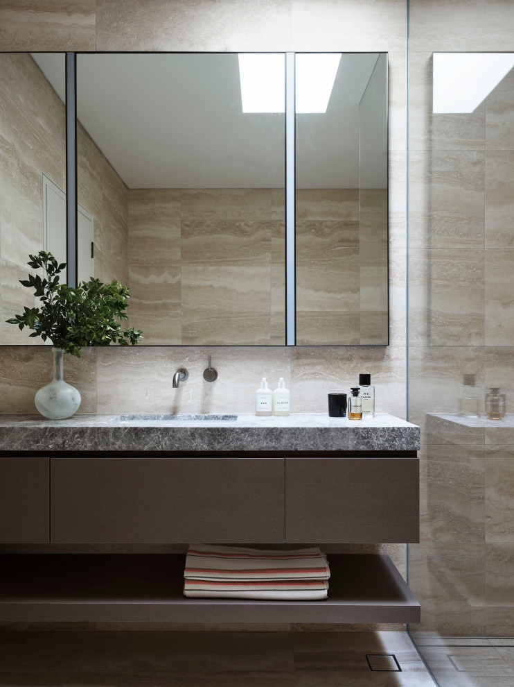 На фото: большая ванная комната в современном стиле с плоскими фасадами, серыми фасадами, бежевой плиткой, врезной раковиной, бежевым полом, серой столешницей и подвесной тумбой с