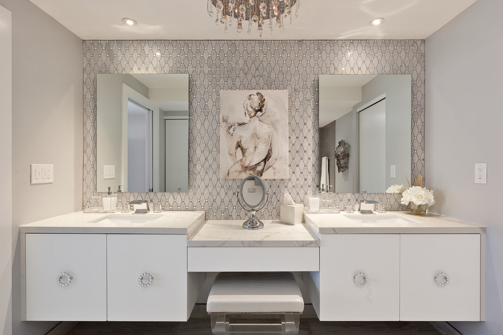 Idee per una stanza da bagno minimal con ante lisce, ante bianche, piastrelle bianche, pareti grigie e lavabo sottopiano