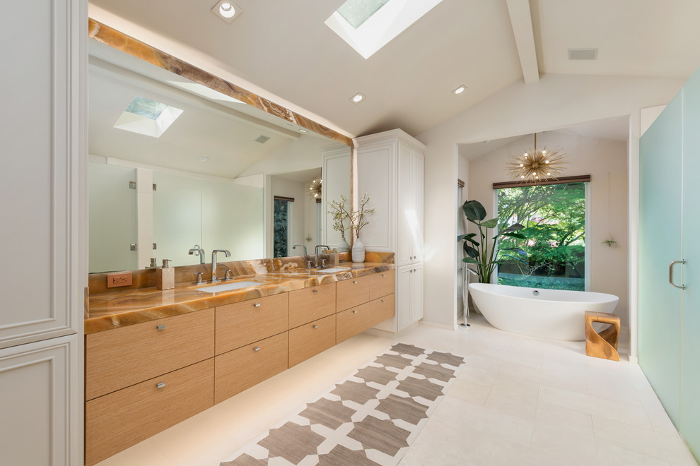 Foto på ett funkis en-suite badrum, med släta luckor, skåp i ljust trä, ett fristående badkar, vita väggar, ett undermonterad handfat, vitt golv och dusch med gångjärnsdörr