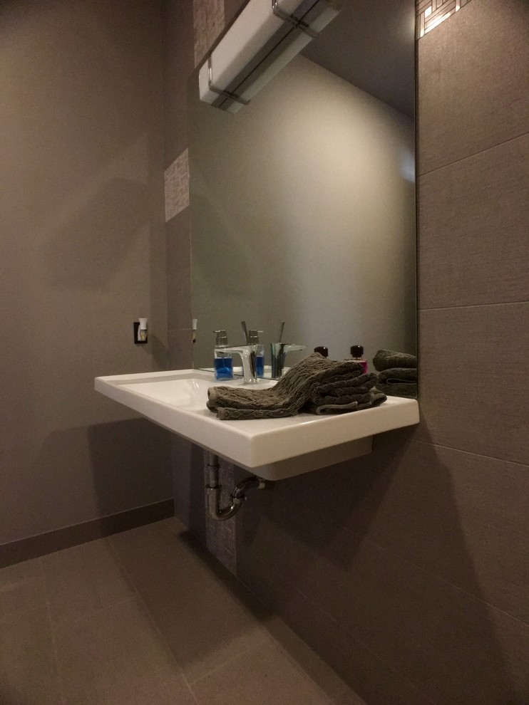 Großes Modernes Duschbad mit beiger Wandfarbe, offenen Schränken, beigen Schränken, Duschnische, schwarz-weißen Fliesen, braunen Fliesen, Keramikfliesen, Porzellan-Bodenfliesen, integriertem Waschbecken und Mineralwerkstoff-Waschtisch in Milwaukee