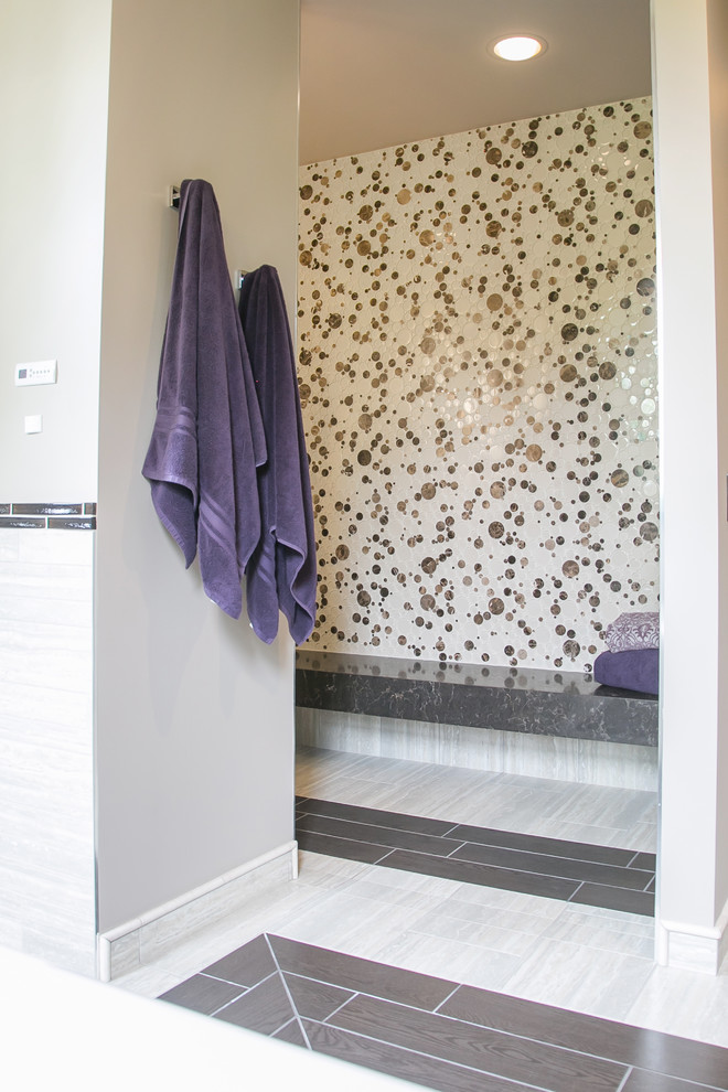 Idéer för att renovera ett stort funkis en-suite badrum, med en kantlös dusch, flerfärgad kakel, mosaik, grå väggar, flerfärgat golv och med dusch som är öppen