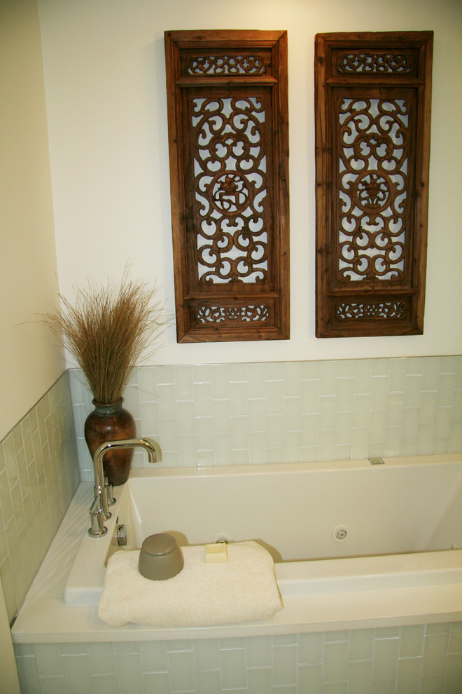 Стильный дизайн: большая главная ванная комната в современном стиле с плоскими фасадами, темными деревянными фасадами, отдельно стоящей ванной, зеленой плиткой, стеклянной плиткой, столешницей из искусственного камня, угловым душем и раковиной с несколькими смесителями - последний тренд