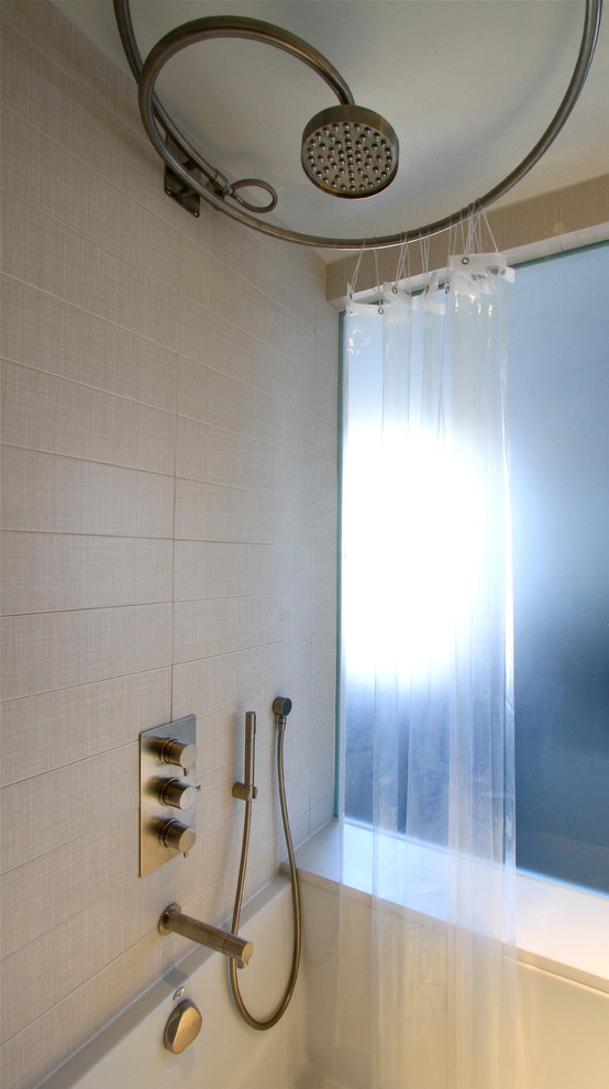Foto de cuarto de baño actual de tamaño medio con lavabo sobreencimera, bañera encastrada, combinación de ducha y bañera, sanitario de una pieza, paredes blancas y aseo y ducha