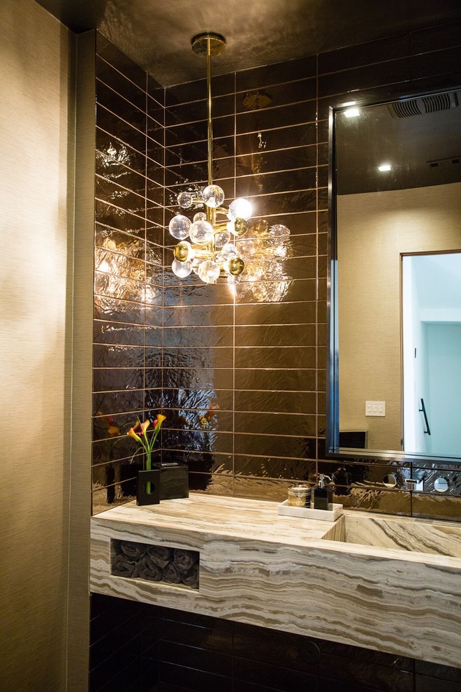 Cette photo montre une grande salle de bain tendance avec un carrelage marron, des carreaux de céramique et un plan de toilette en onyx.