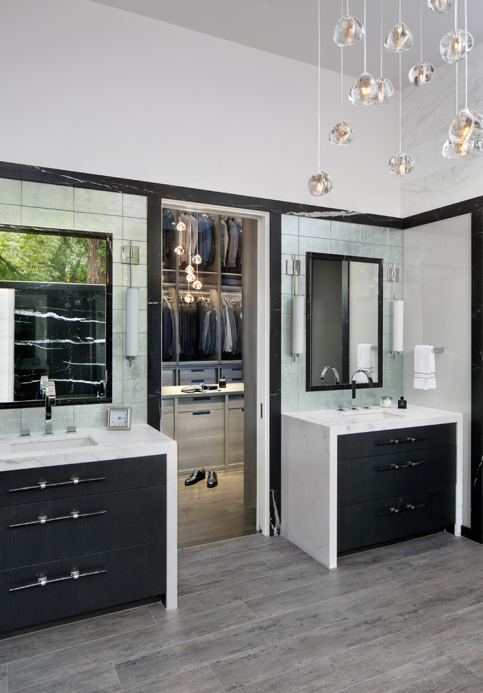 Пример оригинального дизайна: главная ванная комната среднего размера в современном стиле с плоскими фасадами, белыми фасадами, отдельно стоящей ванной, душем в нише, черной плиткой, черно-белой плиткой, белой плиткой, мраморной плиткой, белыми стенами, полом из керамогранита, врезной раковиной, мраморной столешницей, коричневым полом и открытым душем