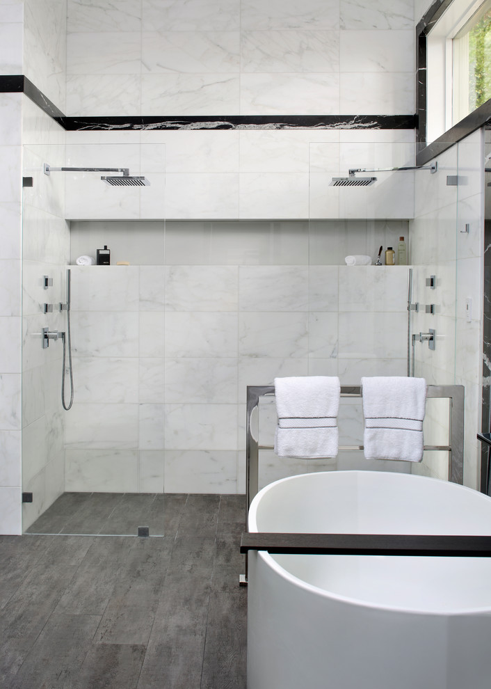 Inspiration för mellanstora moderna en-suite badrum, med släta luckor, vita skåp, ett fristående badkar, en dusch i en alkov, svart kakel, svart och vit kakel, vit kakel, marmorkakel, vita väggar, klinkergolv i porslin, ett undermonterad handfat, marmorbänkskiva, brunt golv och med dusch som är öppen