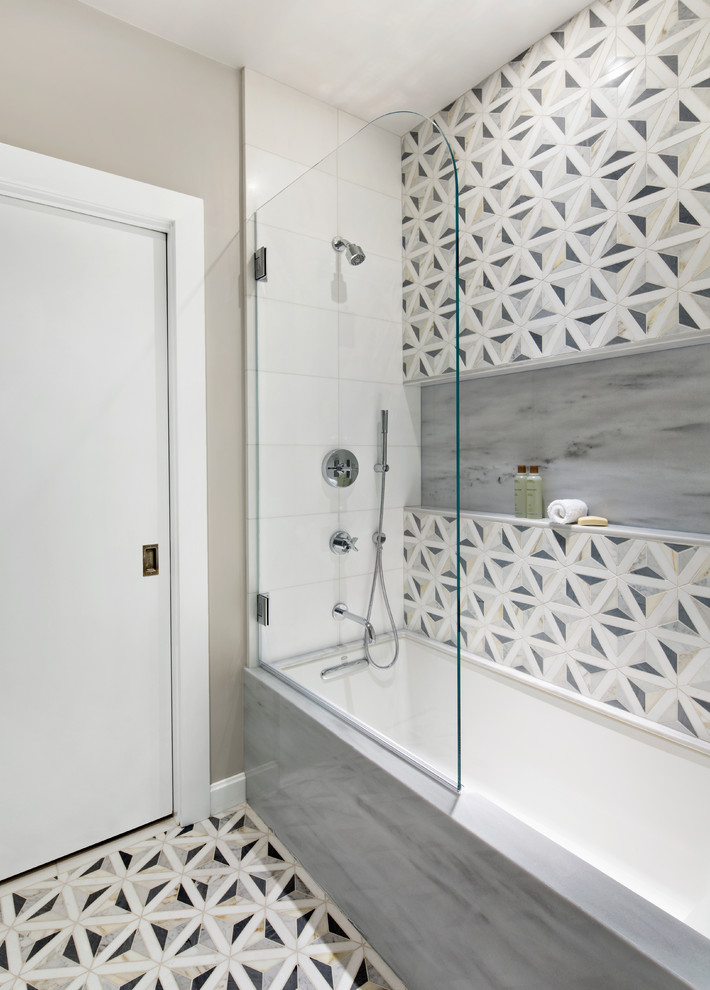 На фото: ванная комната среднего размера в современном стиле с плоскими фасадами, серыми фасадами, ванной в нише, душем над ванной, унитазом-моноблоком, серой плиткой, белой плиткой, цементной плиткой, серыми стенами, полом из цементной плитки, душевой кабиной, врезной раковиной, мраморной столешницей, разноцветным полом и открытым душем