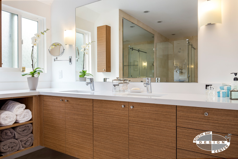 Immagine di una grande stanza da bagno design con ante lisce, pareti bianche, lavabo sottopiano e top in quarzo composito