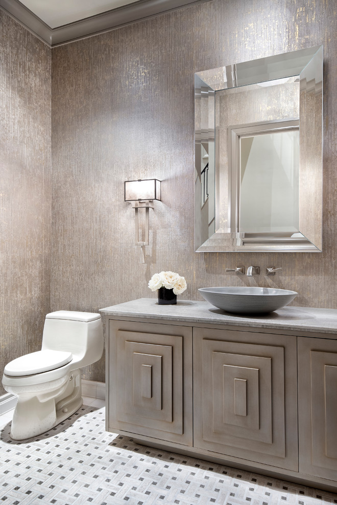 Inredning av ett modernt mellanstort beige beige badrum med dusch, med möbel-liknande, en toalettstol med hel cisternkåpa, flerfärgade väggar, mosaikgolv, ett fristående handfat och beiget golv