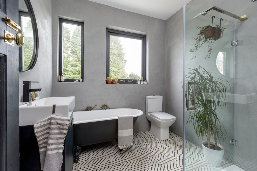 Inspiration för ett funkis badrum, med släta luckor, svarta skåp, ett badkar med tassar, en dusch/badkar-kombination, grå väggar, ett konsol handfat, vitt golv och med dusch som är öppen