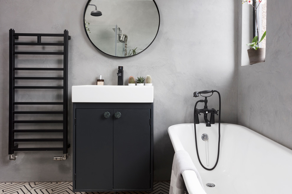 Идея дизайна: маленькая ванная комната в современном стиле с плоскими фасадами, черными фасадами, ванной на ножках, душем над ванной, серыми стенами, консольной раковиной, белым полом и открытым душем для на участке и в саду