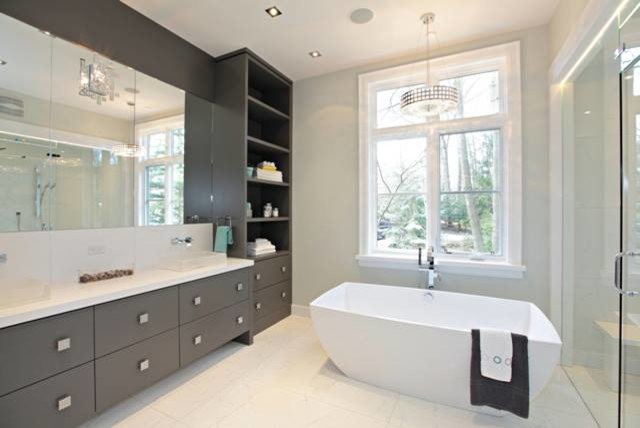 Идея дизайна: ванная комната в современном стиле с настольной раковиной, отдельно стоящей ванной, душем без бортиков, унитазом-моноблоком, белой плиткой, керамогранитной плиткой и полом из керамогранита