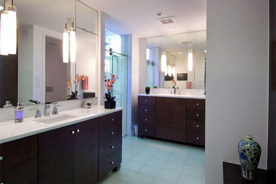 Идея дизайна: большая главная ванная комната в современном стиле с плоскими фасадами, темными деревянными фасадами, душем в нише, белыми стенами, полом из керамогранита, врезной раковиной и столешницей из искусственного камня