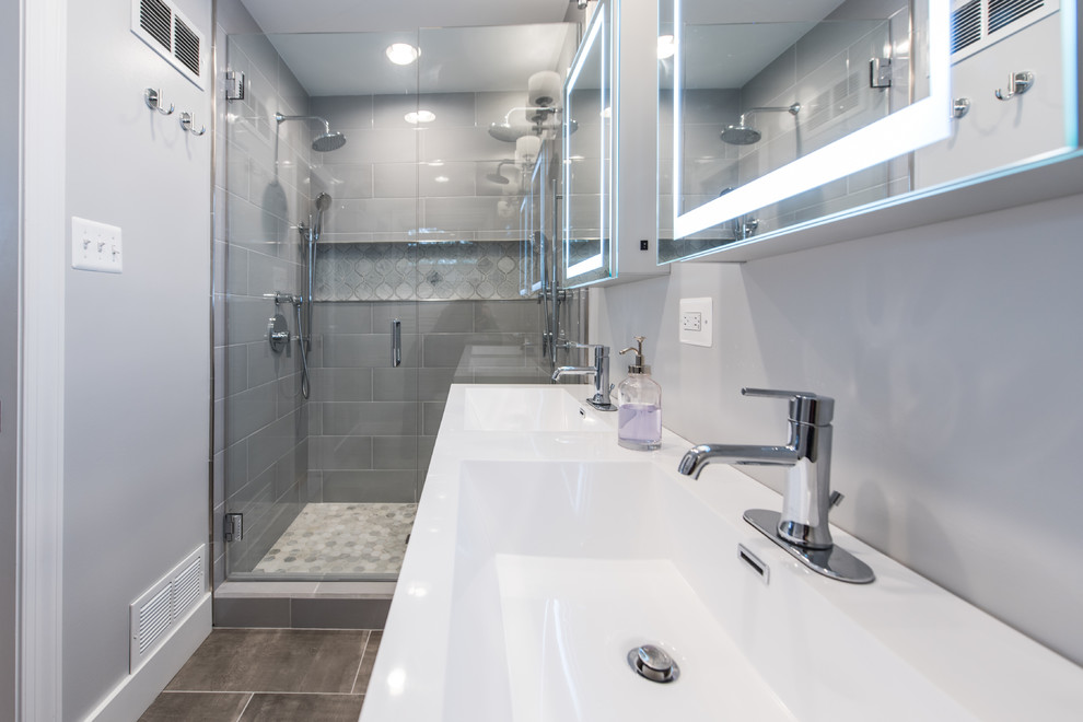 Inspiration för små moderna en-suite badrum, med släta luckor, skåp i slitet trä, en dubbeldusch, grå kakel, tunnelbanekakel, grå väggar, marmorgolv, ett konsol handfat, bänkskiva i akrylsten, grått golv och dusch med gångjärnsdörr