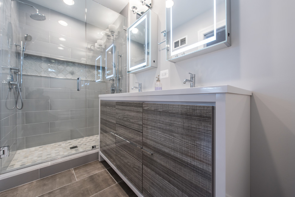 Bild på ett litet funkis en-suite badrum, med släta luckor, skåp i slitet trä, en dubbeldusch, grå kakel, tunnelbanekakel, grå väggar, marmorgolv, ett konsol handfat, bänkskiva i akrylsten, grått golv och dusch med gångjärnsdörr