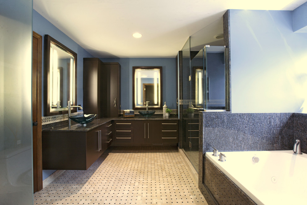 Источник вдохновения для домашнего уюта: большая главная ванная комната в современном стиле с настольной раковиной, плоскими фасадами, темными деревянными фасадами, столешницей из гранита, накладной ванной, двойным душем, бежевой плиткой, плиткой мозаикой, синими стенами и полом из мозаичной плитки