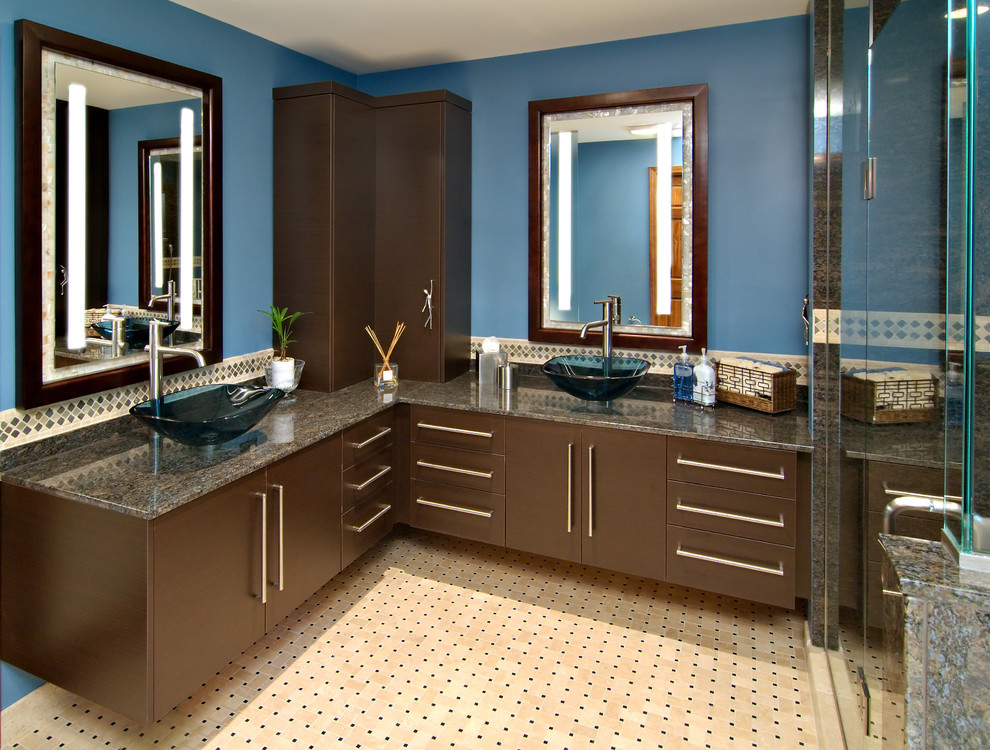 На фото: большая главная ванная комната в современном стиле с настольной раковиной, плоскими фасадами, темными деревянными фасадами, столешницей из гранита, бежевой плиткой, плиткой мозаикой, синими стенами и полом из мозаичной плитки