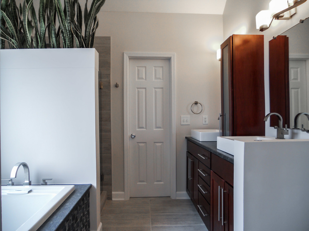Idéer för att renovera ett funkis en-suite badrum, med släta luckor, röda skåp, skiffergolv, granitbänkskiva, ett platsbyggt badkar, en dusch i en alkov och ett fristående handfat