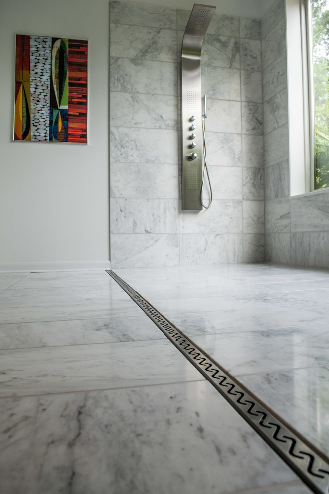 Exemple d'une salle de bain principale tendance en bois foncé avec un placard à porte plane, une douche ouverte, un carrelage blanc, un mur blanc, un sol en marbre et un plan de toilette en marbre.