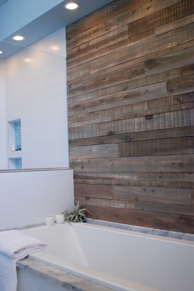 Foto di una stanza da bagno padronale nordica di medie dimensioni con vasca ad alcova, piastrelle bianche, pareti blu, pavimento in gres porcellanato e top in marmo