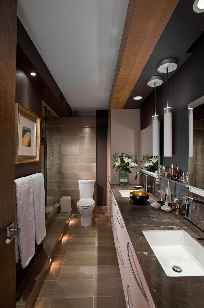 Modern inredning av ett mellanstort svart svart en-suite badrum, med en dusch i en alkov, ett undermonterad handfat, dusch med gångjärnsdörr, en toalettstol med hel cisternkåpa, svarta väggar, brunt golv, släta luckor, beige skåp och marmorbänkskiva