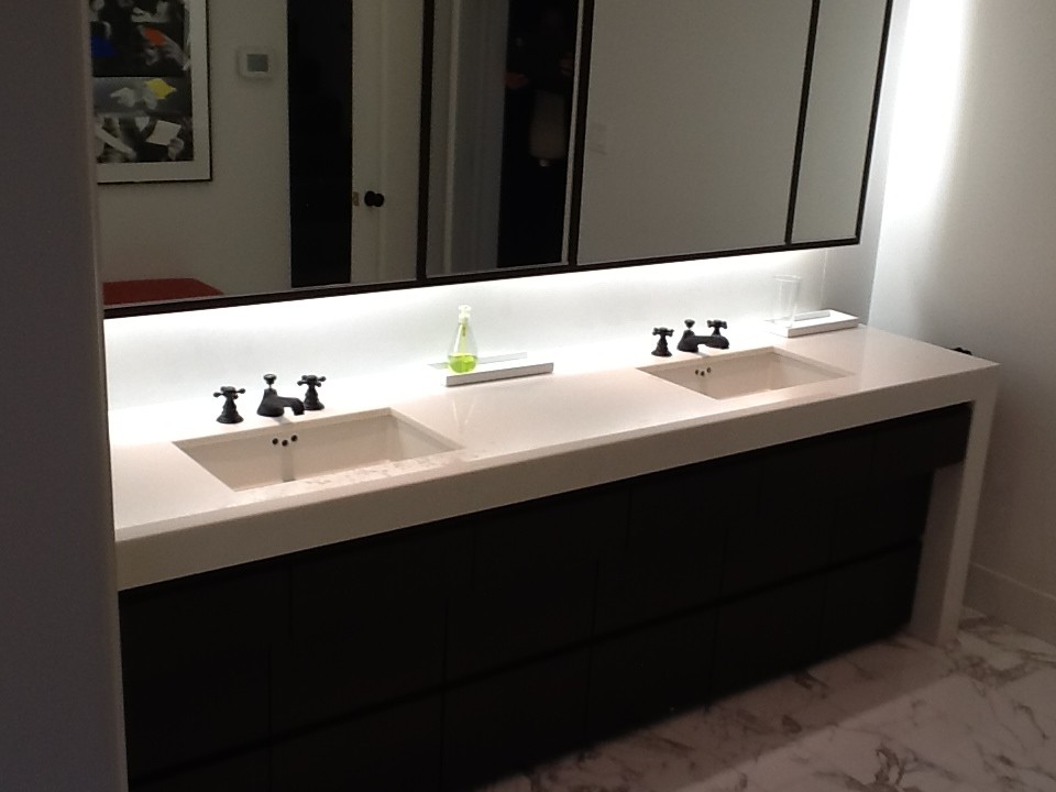 Foto di una grande stanza da bagno padronale design con lavabo sottopiano, ante lisce, ante in legno bruno, top in marmo, piastrelle bianche, piastrelle in pietra, pareti bianche e pavimento in marmo