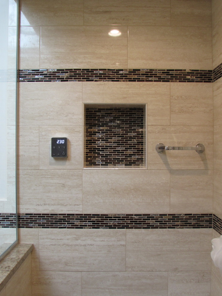 Foto di una stanza da bagno minimal di medie dimensioni con ante lisce, ante in legno bruno, doccia alcova, piastrelle beige, piastrelle in gres porcellanato, parquet scuro, lavabo sottopiano e top in granito