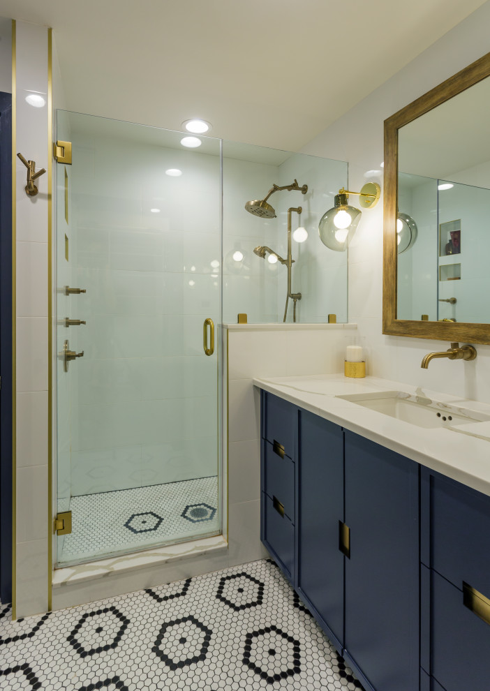Foto på ett litet funkis vit badrum, med släta luckor, ljust trägolv, blå skåp, en öppen dusch, vit kakel, tunnelbanekakel, ett undermonterad handfat, bänkskiva i kvarts och dusch med gångjärnsdörr