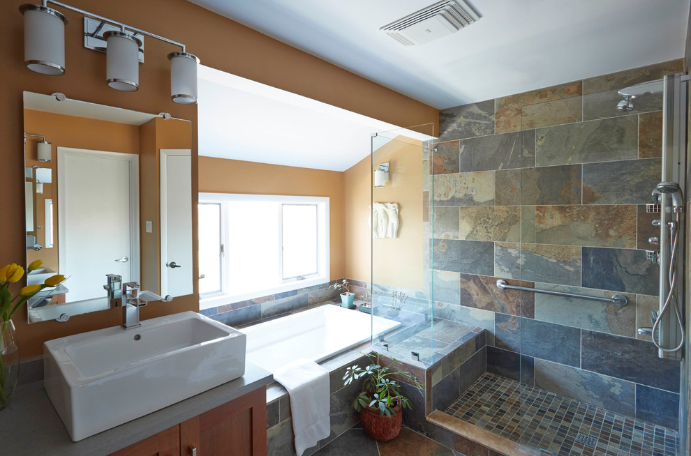 Идея дизайна: главная ванная комната среднего размера в стиле неоклассика (современная классика) с фасадами в стиле шейкер, темными деревянными фасадами, накладной ванной, угловым душем, разноцветной плиткой, каменной плиткой, желтыми стенами, настольной раковиной и столешницей из бетона