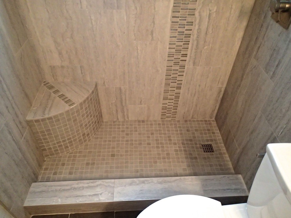 Aménagement d'une petite douche en alcôve principale contemporaine avec un placard avec porte à panneau encastré, des portes de placard grises, un carrelage gris, des carreaux de porcelaine, un mur gris et un lavabo encastré.