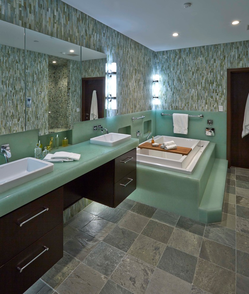 Стильный дизайн: большая главная ванная комната в современном стиле с настольной раковиной, плоскими фасадами, темными деревянными фасадами, столешницей из искусственного камня, угловой ванной, разноцветными стенами и полом из керамогранита - последний тренд