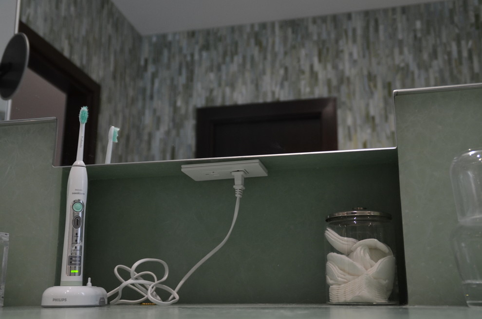 Foto på ett mellanstort funkis en-suite badrum, med ett fristående handfat, släta luckor, skåp i mörkt trä, bänkskiva i glas, ett platsbyggt badkar, en kantlös dusch, en toalettstol med hel cisternkåpa, grön kakel, gröna väggar och skiffergolv