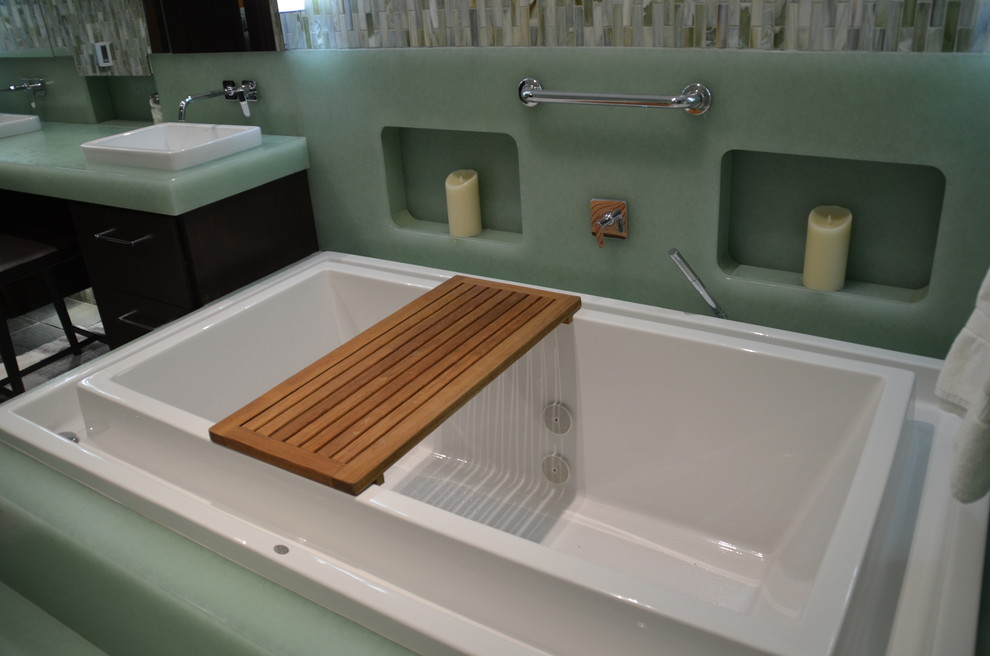 Idéer för att renovera ett mellanstort funkis en-suite badrum, med ett fristående handfat, släta luckor, skåp i mörkt trä, bänkskiva i glas, ett platsbyggt badkar, en kantlös dusch, en toalettstol med hel cisternkåpa, grön kakel, glasskiva, gröna väggar och skiffergolv