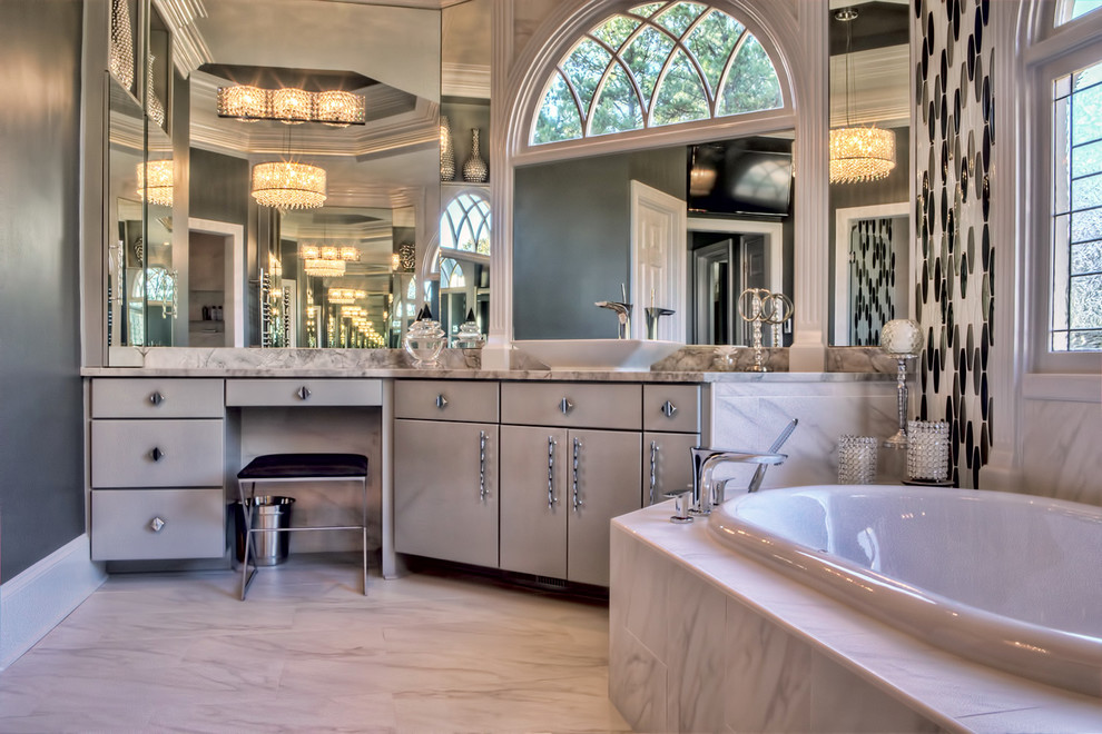 Пример оригинального дизайна: большая главная ванная комната в современном стиле с настольной раковиной, плоскими фасадами, серыми фасадами, мраморной столешницей, накладной ванной, душем в нише, белой плиткой, керамогранитной плиткой, серыми стенами и полом из керамогранита