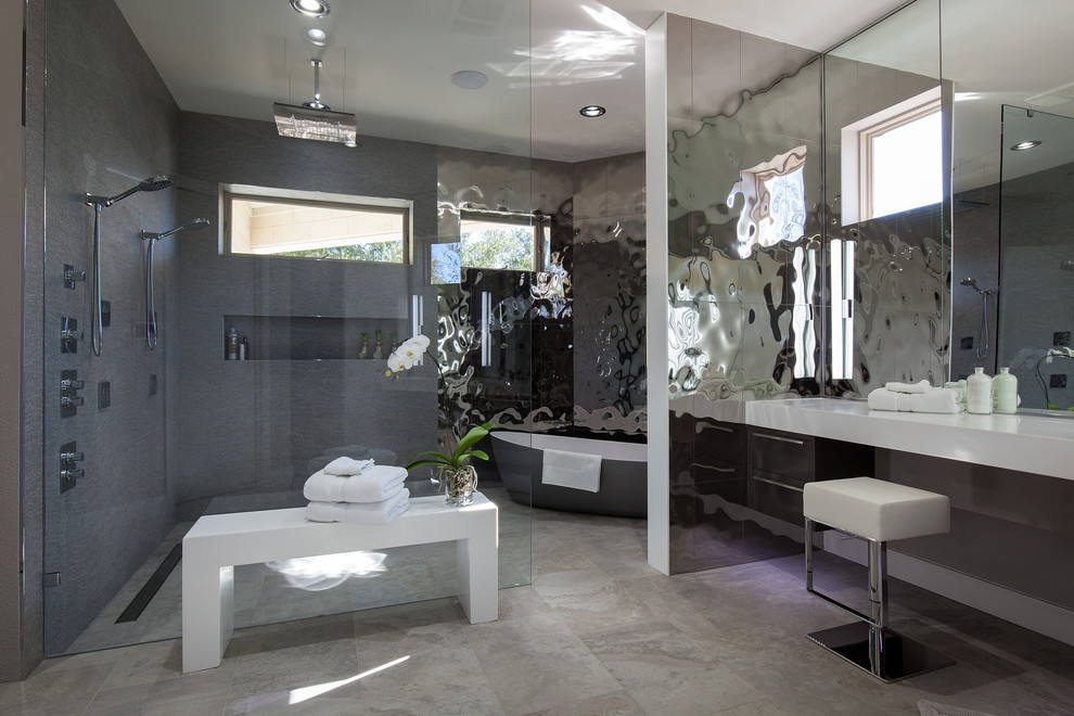 Свежая идея для дизайна: главная ванная комната среднего размера в современном стиле с открытыми фасадами, серыми фасадами, отдельно стоящей ванной, открытым душем, серой плиткой, разноцветной плиткой, зеркальной плиткой, серыми стенами, полом из керамической плитки, столешницей из искусственного камня и монолитной раковиной - отличное фото интерьера