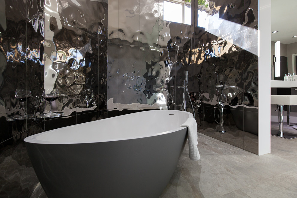 Идея дизайна: главная ванная комната среднего размера в современном стиле с открытыми фасадами, серыми фасадами, отдельно стоящей ванной, открытым душем, серой плиткой, разноцветной плиткой, зеркальной плиткой, серыми стенами, полом из керамической плитки, монолитной раковиной и столешницей из искусственного камня
