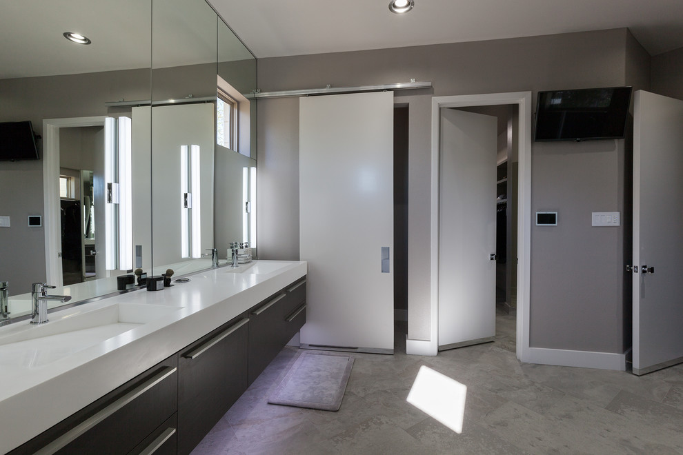 Идея дизайна: главная ванная комната среднего размера в современном стиле с открытыми фасадами, серыми фасадами, отдельно стоящей ванной, открытым душем, серой плиткой, разноцветной плиткой, зеркальной плиткой, серыми стенами, полом из керамической плитки, монолитной раковиной и столешницей из искусственного камня