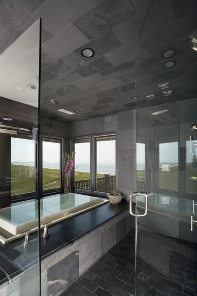 Esempio di un'ampia stanza da bagno padronale minimal con vasca ad alcova, doccia ad angolo, piastrelle grigie, piastrelle in pietra, pareti grigie, top in granito e pavimento in marmo