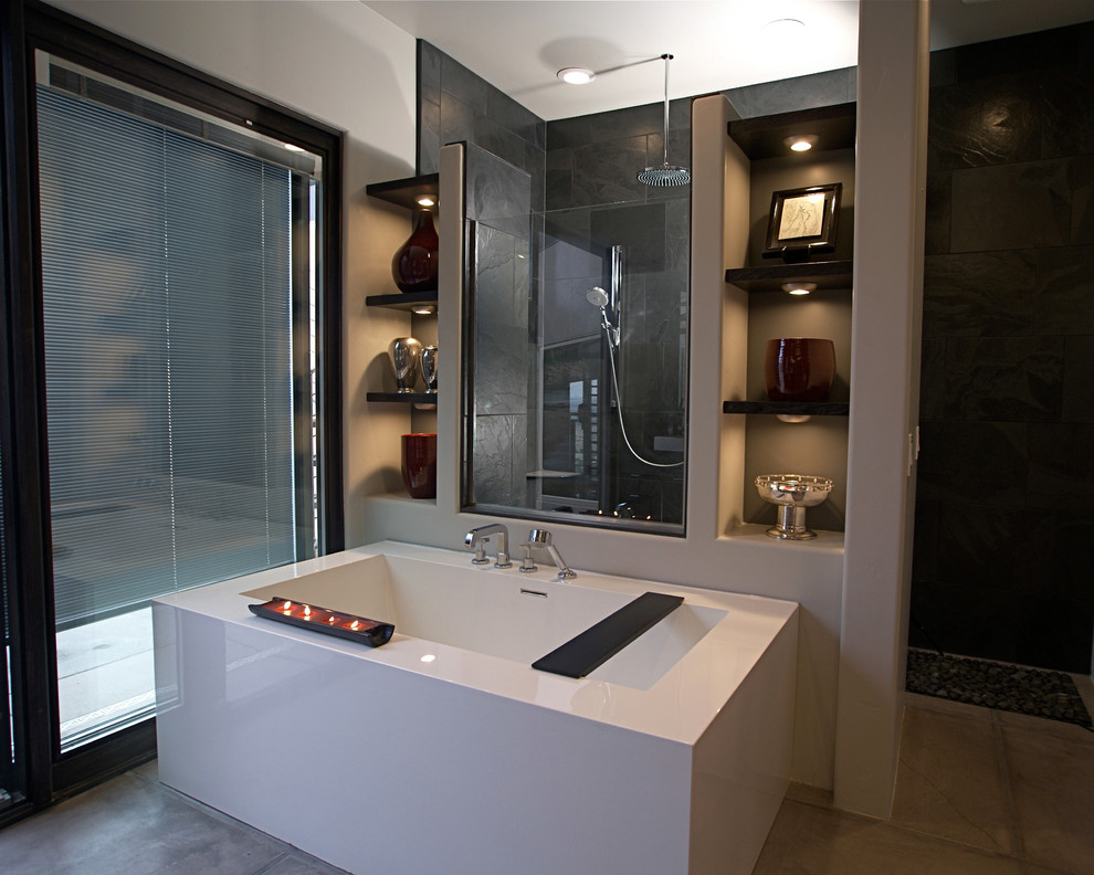 Mittelgroßes Modernes Badezimmer En Suite mit grauen Fliesen, Steinfliesen, grauer Wandfarbe, Betonboden, freistehender Badewanne und Duschnische in Phoenix