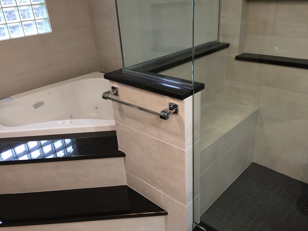 Idéer för att renovera ett mellanstort funkis en-suite badrum, med svarta skåp, ett hörnbadkar, en dubbeldusch, en toalettstol med separat cisternkåpa, svart och vit kakel, porslinskakel, grå väggar, klinkergolv i porslin, ett undermonterad handfat och granitbänkskiva