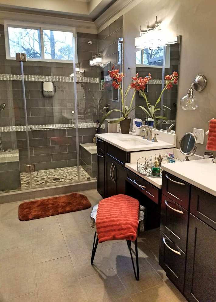 Mittelgroßes Modernes Badezimmer En Suite mit Schrankfronten im Shaker-Stil, schwarzen Schränken, Duschnische, grauen Fliesen, Falttür-Duschabtrennung, Toilette mit Aufsatzspülkasten, Unterbauwaschbecken und grauem Boden in Miami