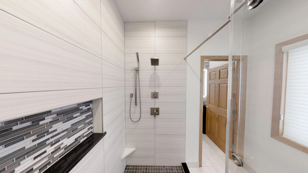 Foto på ett funkis en-suite badrum, med svart och vit kakel