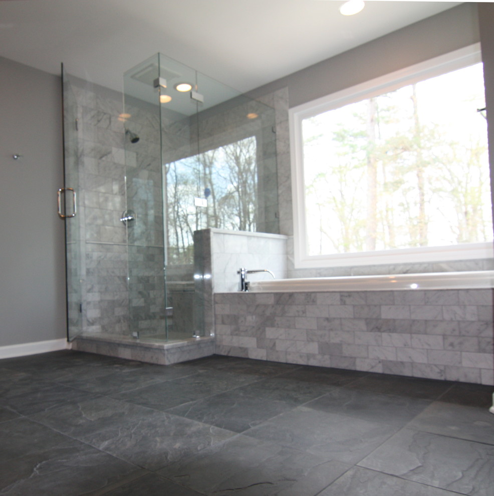 Источник вдохновения для домашнего уюта: большая главная ванная комната в современном стиле с накладной ванной, угловым душем, серой плиткой, каменной плиткой, серыми стенами и полом из сланца