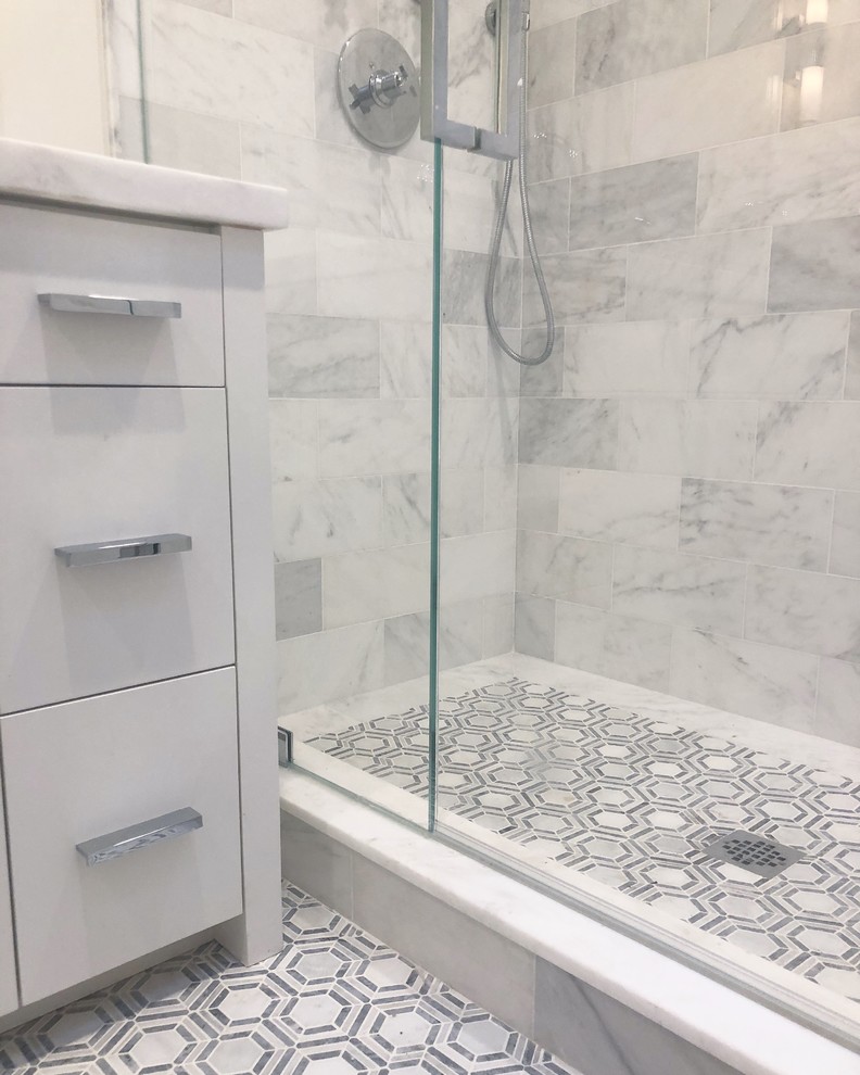 Exempel på ett stort modernt vit vitt en-suite badrum, med släta luckor, vita skåp, en öppen dusch, vit kakel, marmorkakel, mosaikgolv, marmorbänkskiva, grått golv och dusch med gångjärnsdörr